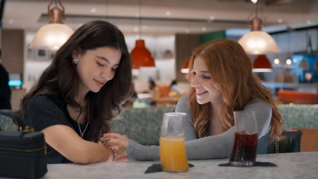 As personagens Lorena e Juquinha, em cena de Três Graças